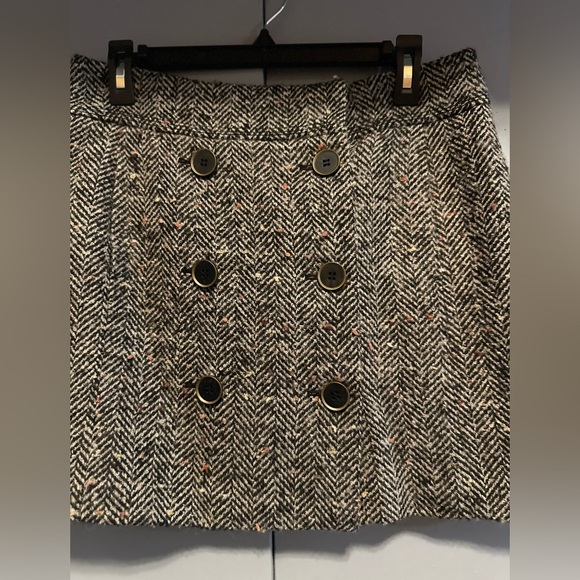 LOFT Black and White Herringbone Mini Skirt With Elegant Buttons (Size 6) - Picture 2 of 11